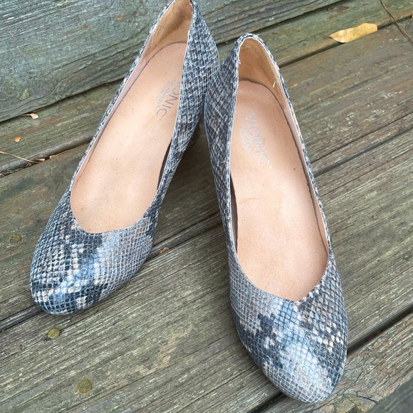 Vionic Snake print wedges Size 7 - Picture 1 of 4